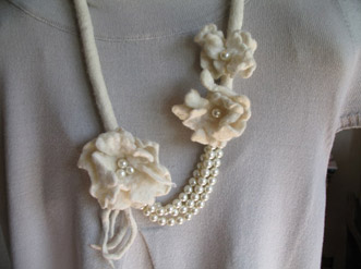Collana fiori in feltro e perle Collana fiori in feltro e perle